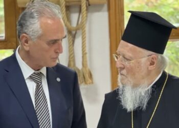 Ο Σάββας Αναστασιάδης με τον Οικουμενικό Πατριάρχη Βαρθολομαίο, στην Παναγία Σουμελά στον Πόντο, τον Δεκαπενταύγουστο (φωτ.: twitter.com/savanastasiadis)