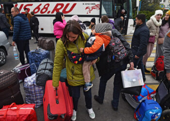 Άμαχοι από τη Χερσώνα μόλις έχουν φτάσει στον σιδηροδρομικό σταθμό της πόλης Ντζανκόι στην Κριμαία (φωτ.: EPA/STRINGER)