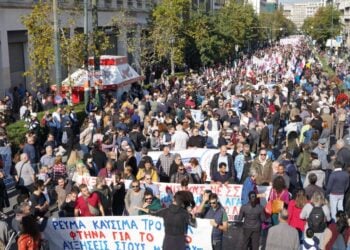 Απεργιακή συγκέντρωση στην Πανεπιστημίου (φωτ.: twitter.com/red_salute)