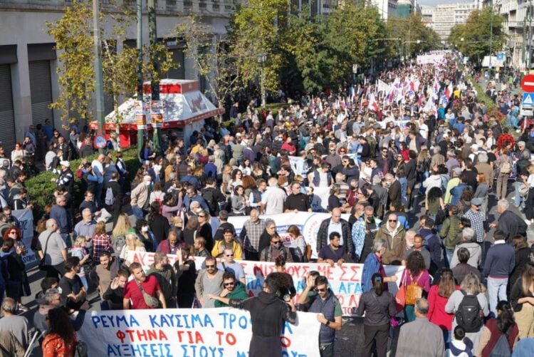 Απεργιακή συγκέντρωση στην Πανεπιστημίου (φωτ.: twitter.com/red_salute)