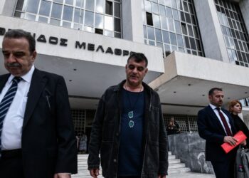 Ο εκδότης και δημοσιογράφος Κώστας Βαξεβάνης στον Άρειο Πάγο συνοδευόμενος από τον δικηγόρο του Γιάννη Μαντζουράνη (Φωτ.: EUROKINISSI / Τατιάνα Μπόλαρη)