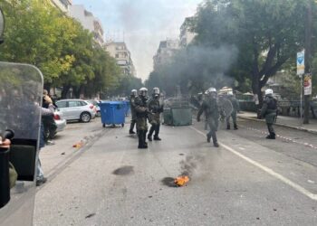 Επεισόδια ανάμεσα σε κουκουλοφόρους και αστυνομικούς στη Θεσσαλονίκη μετά από πορεία στο πλαίσιο της απεργίας (Πηγή φωτ.: Thessnews.gr)