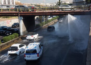 Προβλήματα στην κίνηση των αυτοκινήτων στην άνοδο του Κηφισού στο ύψος της Νέας Φιλαδέλφειας εξαιτίας αγωγού νερού της ΕΥΔΑΠ που έσπασε (Φωτ.: Eurokinissi/Μάρκος Χουζούρης)