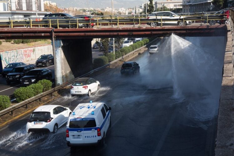 Προβλήματα στην κίνηση των αυτοκινήτων στην άνοδο του Κηφισού στο ύψος της Νέας Φιλαδέλφειας εξαιτίας αγωγού νερού της ΕΥΔΑΠ που έσπασε (Φωτ.: Eurokinissi/Μάρκος Χουζούρης)