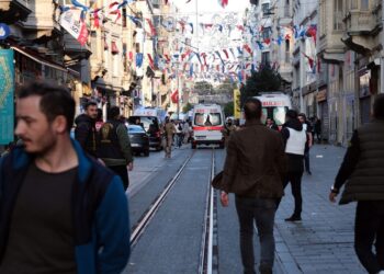 Ασθενοφόρα και αστυνομικοί στην οδό Ινστικλάλ της Κωνσταντινούπολης όπου σημειώθηκε η βομβιστική επίθεση (Φωτ.: EPA/STR)