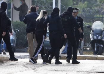 H Ρούλα Πισπιρίγκου στην ανακρίτρια προκειμένου να απολογηθεί για τους θανάτους των δύο μικρότερων παιδιών της, της Μαλένας και της Ίριδας, Τετάρτη 16 Νοεμβρίου 2022. (Φωτ.: Eurokinissi/Κώστας Τζούμας)