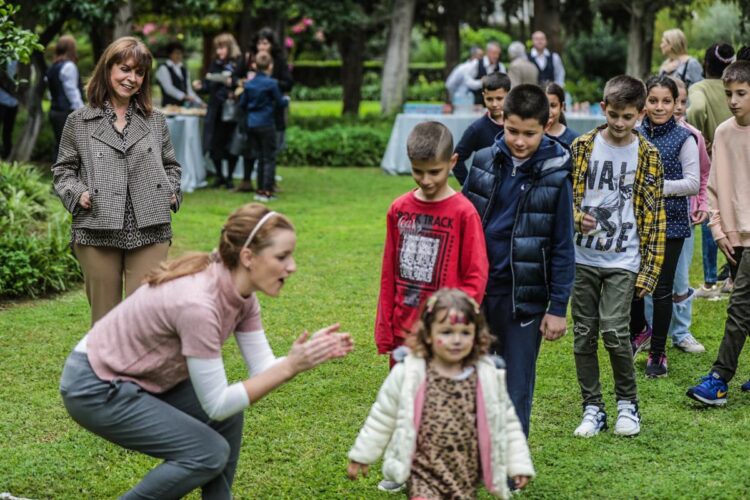 Γιορτή για τα παιδιά στον κήπο του Προεδρικού Μεγάρου (Πηγή φωτ.: facebook.com/KateSakellaropoulou)