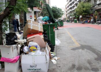 Σκουπίδια στους δρόμους της Θεσσαλονίκης λόγω της απεργίας των εργαζομένων (Φωτ. αρχείου: MotionTeam/Κώστας Παπαδόπουλος)