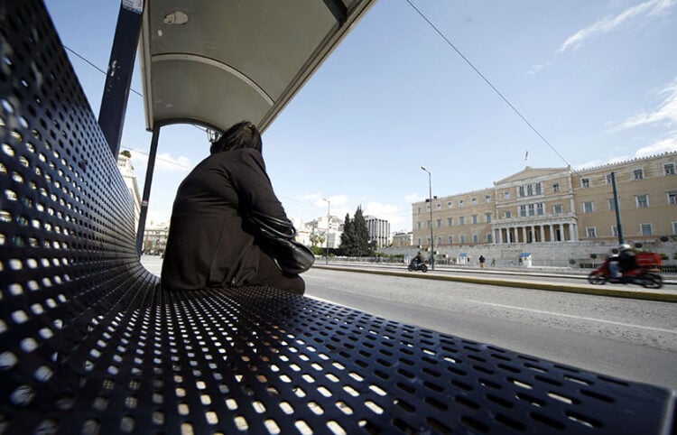 Γυναίκα περιμένει το λεωφορείο σε στάση στην πλατεία Συντάγματος  
(φωτ.: EUROKINISSI / Γιώργος Κονταρίνης)