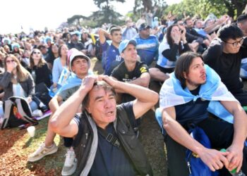 Οπαδοί της Αργεντινής στο Μπουένος Άιρες, την ημέρα του αγώνα με τη Σαουδική Αραβία (φωτ.: EPA/Enrique Garcia Medina)