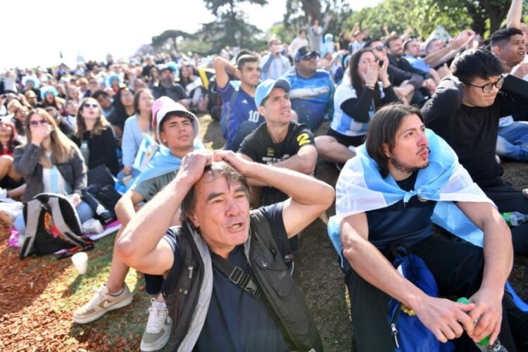 Οπαδοί της Αργεντινής στο Μπουένος Άιρες, την ημέρα του αγώνα με τη Σαουδική Αραβία (φωτ.: EPA/Enrique Garcia Medina)