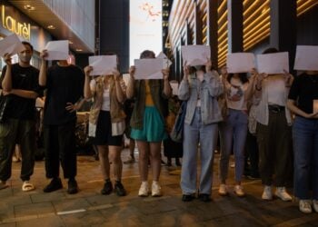 Σε σύμβολο των διαδηλώσεων κατά της πολιτικής μηδενικής ανοχής της κυβέρνησης για τον κορονοϊό έχει εξελιχθεί η λευκή σελίδα Α4 στην Κίνα (φωτ.: ΑΠΕ / Jerome Favre)