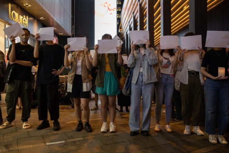 Σε σύμβολο των διαδηλώσεων κατά της πολιτικής μηδενικής ανοχής της κυβέρνησης για τον κορονοϊό έχει εξελιχθεί η λευκή σελίδα Α4 στην Κίνα (φωτ.: ΑΠΕ / Jerome Favre)