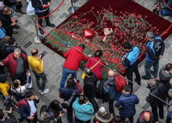 Κόσμος αφήνει λουλούδια στο σημείο όπου έγινε η φονική έκρηξη, σε έναν από τους πιο κεντρικούς δρόμους της Κωνσταντινούπολης (φωτ.: EPA / Erdem Sahin)