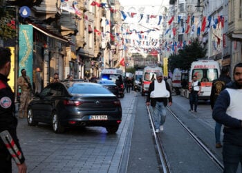 Τούρκοι αστυνομικοί στην Ιστικλάλ, στην καρδιά της Κωνσταντινούπολης (φωτ.: EPA/STR)