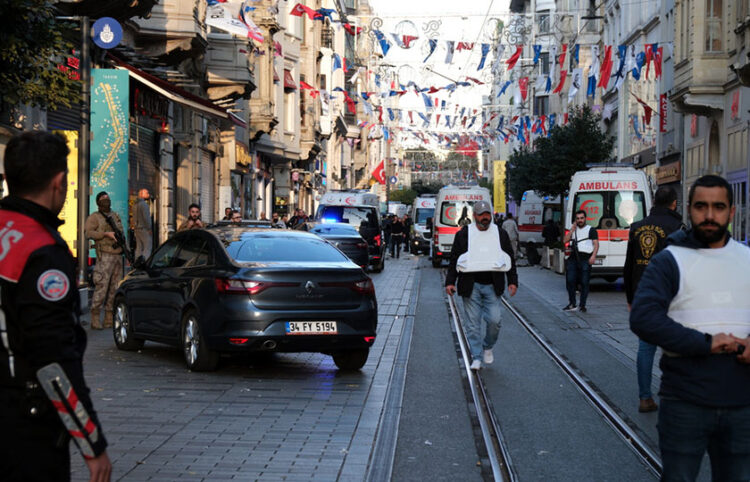 Τούρκοι αστυνομικοί στην Ιστικλάλ, στην καρδιά της Κωνσταντινούπολης (φωτ.: EPA/STR)