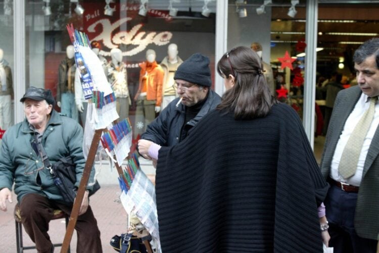 Όσοι επιθυμούν να διεκδικήσουν τα έπαθλα του παιχνιδιού μπορούν να προμηθεύονται τους λαχνούς τους από καταστήματα ΟΠΑΠ και λαχειοπώλες σε όλη την Ελλάδα (φωτ.:ΑΠΕ/ΠΑΝΤΕΛΗΣ ΣΑΪΤΑΣ)