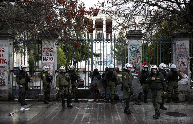 ΜΑΤ έξω από τις κλειστές πόρτες του Πολυτεχνείου (φωτ.: 
EUROKINISSI / Στέλιος Μισίνας)