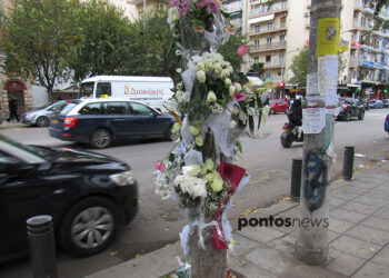 Λουλούδια σε κολόνα επί της Εγνατίας, στο σημείο όπου παρασύρθηκε η 21χρονη Έμμα (φωτ.:  Έλλη Τσολάκη)