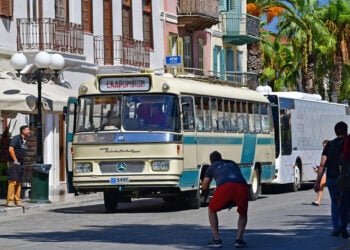 Το R495 στο Ναύπλιο, έξω από τα εκδοτήρια του ΚΤΕΛ. Ανήκει σε ιδιώτη, ο οποίος το αναπαλαίωσε (φωτ.: ΑΠΕ-ΜΠΕ / Ευάγγελος Μπουγιώτης)