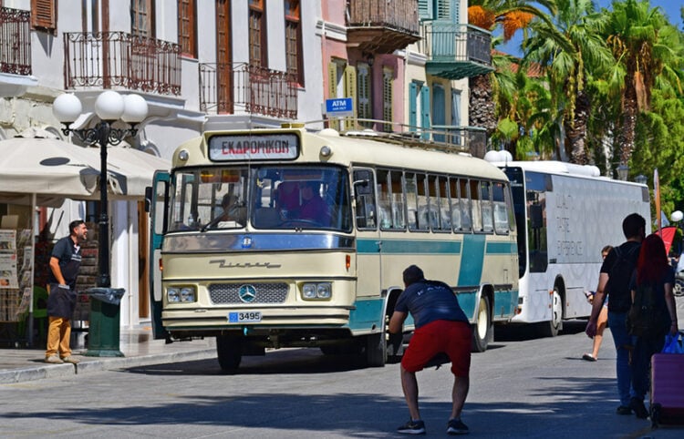 Το R495 στο Ναύπλιο, έξω από τα εκδοτήρια του ΚΤΕΛ. Ανήκει σε ιδιώτη, ο οποίος το αναπαλαίωσε (φωτ.: ΑΠΕ-ΜΠΕ / Ευάγγελος Μπουγιώτης)