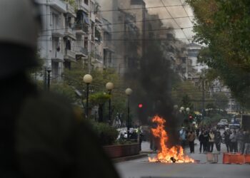 Φωτιά σε κάδους απορριμμάτων από αγνώστους στην οδό Πατησίων έξω από την ΑΣΟΕΕ, Τετάρτη 14 Δεκεμβρίου 2022. (Φωτ.: Eurokinissi/Μιχάλης Καραγιάννης)