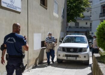 Εικόνα από την μεταγωγή του πρώην αντιδημάρχου Ζίτσας στον εισαγγελέα Ιωαννίνων, τον περασμένο Αύγουστο (φωτ.: Λεωνίδας Μπακόλας / EUROKINISSI)