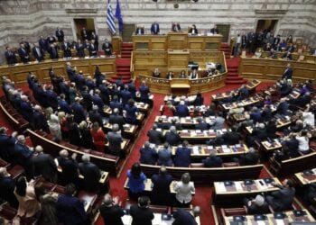 Ο πρόεδρος της Βουλής Κώστας Τασούλας ανακοινώνει στο Σώμα την υπερψήφιση του προϋπολογισμού του 2023. Σάββατο 17 Δεκεμβρίου 2022 (Φωτ.: Eurokinissi/Γιώργος Κονταρίνης)