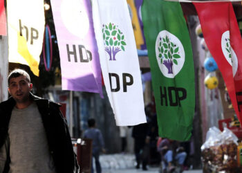 Σημαίες του HDP κατά τη διάρκεια προεκλογικής περιόδου σε γειτονιά στο Ντιγιάρμπακιρ (φωτ.: EPA / Sedat Suna)