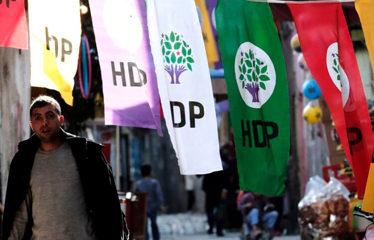 Σημαίες του HDP κατά τη διάρκεια προεκλογικής περιόδου σε γειτονιά στο Ντιγιάρμπακιρ (φωτ.: EPA / Sedat Suna)