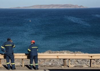 Ασθενοφόρο σε επιφυλακή μετά την πτώση μονοκινητήριου αεροσκάφους στη θάλασσα στο Ηράκλειο Κρήτης, κοντά στο Κακό Όρος, Πέμπτη 15 Δεκεμβρίου 2022. (Φωτ.: Eurokinissi/Στέφανος Ραπάνης)