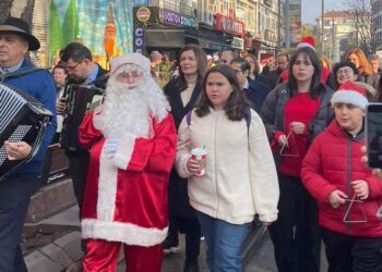 Μαθητές του Ζωγράφειου λένε τα κάλαντα για πρώτη φορά στη Λεωφόρο Bahariye στην Κωνσταντινούπολη (Φωτ.: facebook.com/Giannis Demirtzoglou)