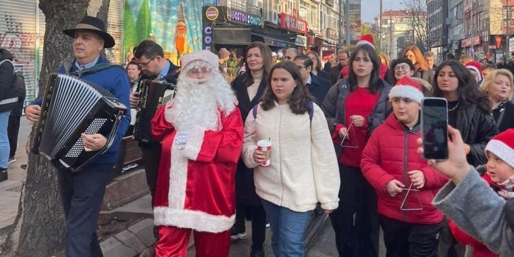 Μαθητές του Ζωγράφειου λένε τα κάλαντα για πρώτη φορά στη Λεωφόρο Bahariye στην Κωνσταντινούπολη (Φωτ.: facebook.com/Giannis Demirtzoglou)