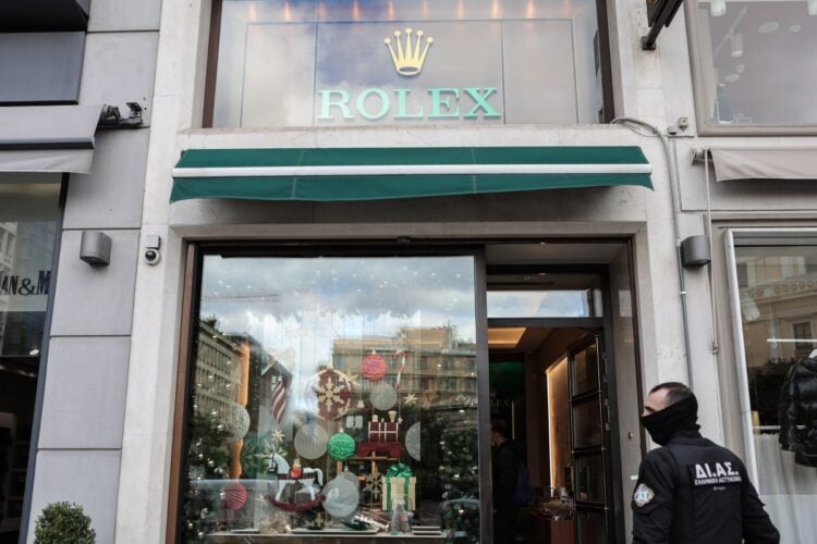 Αστυνομικός έξω από το κατάστημα της Rolex στο κέντρο της Αθήνας στο οποίο σημειώθηκε ένοπλη ληστεία, Τρίτη 20 Δεκεμβρίου 2022. (Φωτ.: Eurokinissi/Βασίλης Ρεμπάπης)