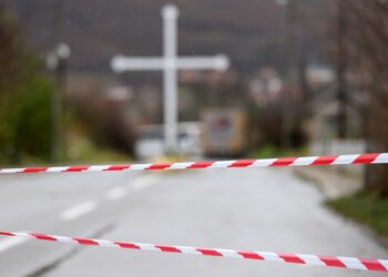 Σερβικό μπλόκο στο χωριό Rudare του Κοσόβου (Φωτ.: EPA/STR)