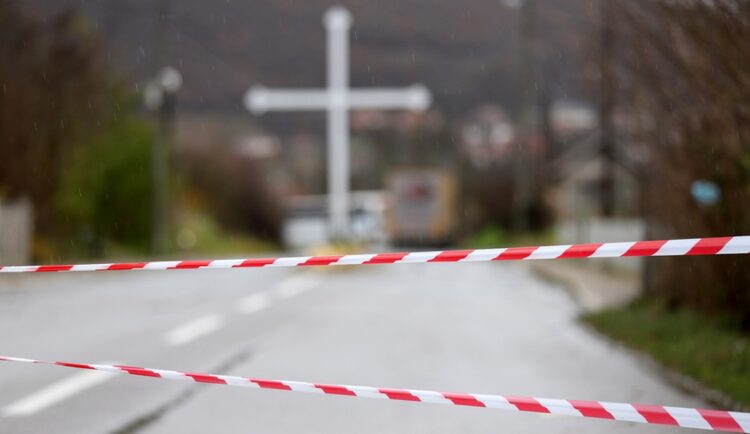 Σερβικό μπλόκο στο χωριό Rudare του Κοσόβου (Φωτ.: EPA/STR)