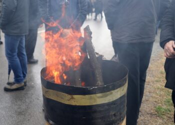 Σέρβοι σε οδόφραγμα που έστησαν στο χωριό Rudare στο Βόρειο Κόσοβο (Φωτ.αρχείου: EPA/STR)