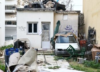 Στιγμιότυπο από εγκαταλελειμμένο σπίτι επί της οδού Μυλοποτάμου στο Ίλιον όπου από την έρευνα της Αστυνομίας προέκυψε πως εκεί οκτώ ανήλικοι, επί ένα μήνα, βίαζαν και κακοποιούσαν 15χρονο συμμαθητή τους.
(φωτ.: Μιχάλης Καραγιάννης/EUROKINISSI)