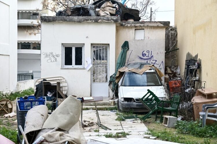 Στιγμιότυπο από εγκαταλελειμμένο σπίτι επί της οδού Μυλοποτάμου στο Ίλιον όπου από την έρευνα της Αστυνομίας προέκυψε πως εκεί οκτώ ανήλικοι, επί ένα μήνα, βίαζαν και κακοποιούσαν 15χρονο συμμαθητή τους.
(φωτ.: Μιχάλης Καραγιάννης/EUROKINISSI)