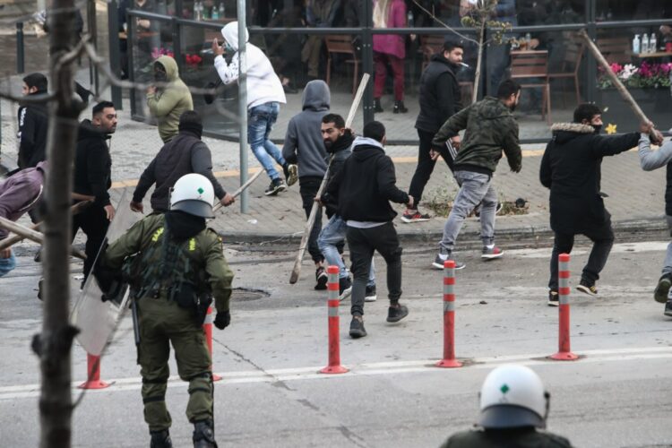 Επεισόδια έξω από τα δικαστήρια της Θεσσαλονίκης από συγκεντρωμένους Ρομά, συγγενείς του 16χρονου, που δέχθηκε πυροβολισμό από αστυνομικό στο κεφάλι και νοσηλεύεται σε κρίσιμη κατάσταση, Τρίτη 6 Δεκεμβρίου 2022. (Φωτ.: MotionTeam/Βασίλης Βερβερίδης)