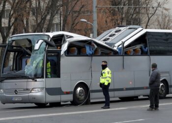 Το λεωφορείο μετά τη σύγκρουση κοντά στην πλατεία Ένωσης, στο Βουκουρέστι (φωτ.: 
EPA/Robert Ghement)