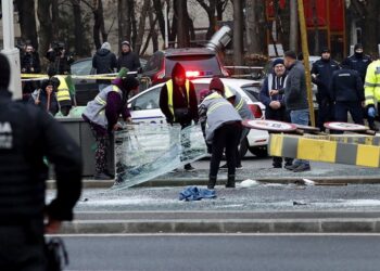 Εικόνα από το σημείο του δυστυχήματος, χθες, στο κέντρο του Βουκουρεστίου, στη Ρουμανία (φωτ.: EPA/Robert Ghement)