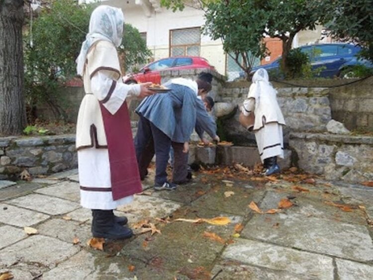 Το τάισμα της βρύσης στη Ρούμελη (φωτ. αρχείου: ΑΠΕ-ΜΠΕ)