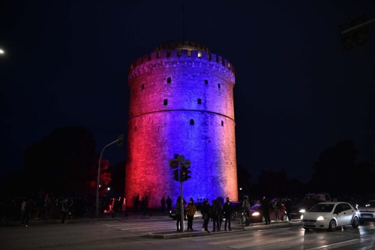 Ο Λευκός Πύργος φωτισμένος στα χρώματα της αρμένικης σημαίας (φωτ. αρχείου: ΜΟΤΙΟΝΤΕΑΜ)