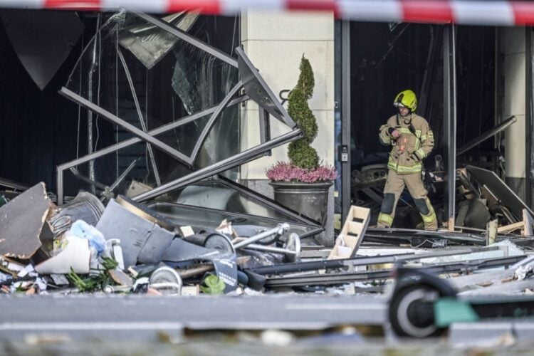 Έξω από το ξενοδοχείο, ένας σωρός από συντρίμμια βρίσκεται μπροστά από τις μπροστινές πόρτες, οι οποίες τώρα κρέμονται στο δρόμο (φωτ.: EPA/Filip Singer)