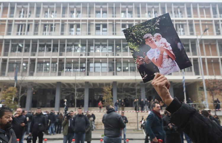 Ρομά έξω από τα δικαστήρια Θεσσαλονίκης, με τη φωτογραφία του 16χρονου Κώστα Φραγκούλη (φωτ.: ΜΟΤΙΟΝΤΕΑΜ / Βασίλης Βερβερίδης)