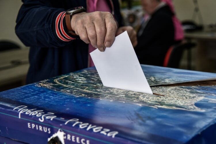 σύμφωνα με τον υπουργό Εσωτερικών, δεδομένου ότι είμαστε στο τελευταίο εξάμηνο της κυβερνητικής θητείας, οι Έλληνες του εξωτερικού που επιθυμούν να ψηφίσουν θα πρέπει να δρομολογήσουν την εγγραφή τους στους ειδικούς καταλόγους (φωτ.: Eurokinissi/Γιώργος Ευσταθίου)