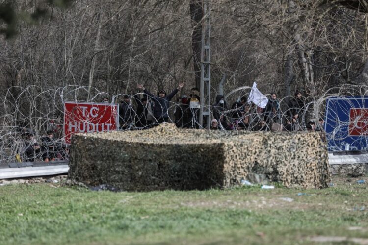 Μετανάστες στην τουρκική πλευρά των συνόρων στον Έβρο (φωτ.: EUROKINISSI /Στέλιος Μισίνας)