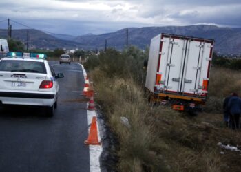 Στο σημείο έσπευσαν τρία οχήματα της Πυροσβεστικής,  καθώς και τέσσερα ασθενοφόρα του ΕΚΑΒ, τα οποία μετέφεραν τους τραυματίες στο Γενικό Νοσοκομείο Καβάλας (φωτ. αρχείου: EUROKINISSI/Βασίλης Παπαδόπουλος)