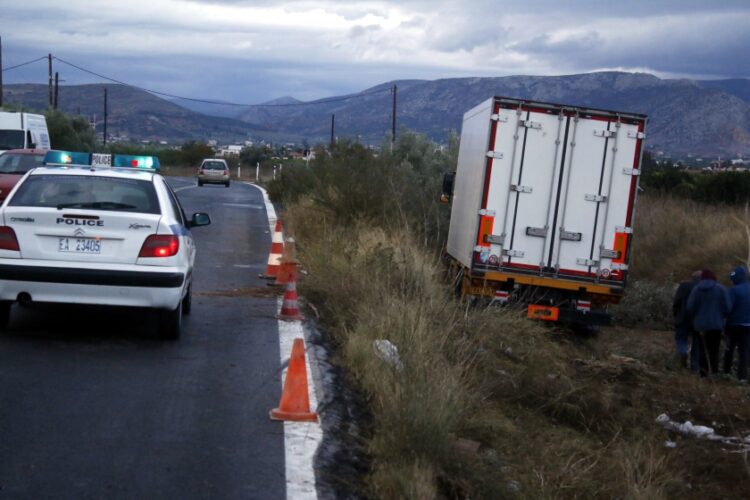 Στο σημείο έσπευσαν τρία οχήματα της Πυροσβεστικής,  καθώς και τέσσερα ασθενοφόρα του ΕΚΑΒ, τα οποία μετέφεραν τους τραυματίες στο Γενικό Νοσοκομείο Καβάλας (φωτ. αρχείου: EUROKINISSI/Βασίλης Παπαδόπουλος)